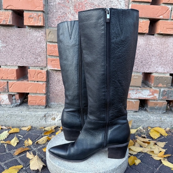 Sleek black knee-high leather boots - Picture 3 of 10